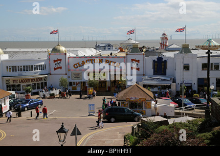 Clacton Pier Eingang in Clacton auf Sea Essex England An East Anglia Badeort mit Blick auf einen Offshore-Windpark Stockfoto