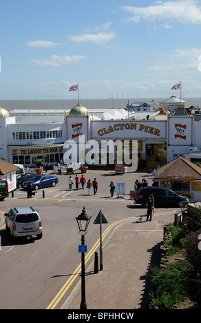 Clacton Pier Eingang in Clacton auf Sea Essex England An East Anglia Badeort mit Blick auf einen Offshore-Windpark Stockfoto