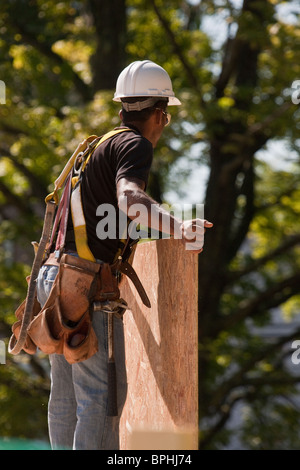 Zimmermann, die Durchführung einer Spanplatte auf einer Baustelle Stockfoto