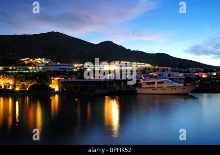 Strand-Beleuchtung im Luxushotel während des Sonnenuntergangs, Kreta, Griechenland Stockfoto