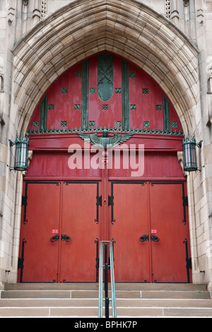 Gotische erste Presbyterianische Kirche rote Holztür in Kalamazoo Michigan niemand in den USA Hi-res vertikal Stockfoto