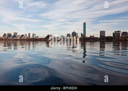 Reflexion von Gebäuden in Wasser, Charles River, Boston, Suffolk County, Massachusetts, USA Stockfoto