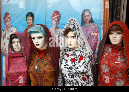Schaufensterpuppen gekleidet in muslimische Kleidung vor einem Bekleidungsgeschäft in Srinagar, Jammu und Kaschmir, Indien Stockfoto