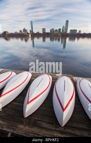Boote am Ufer mit Gebäuden im Hintergrund, Charles River, Boston, Suffolk County, Massachusetts, USA Stockfoto