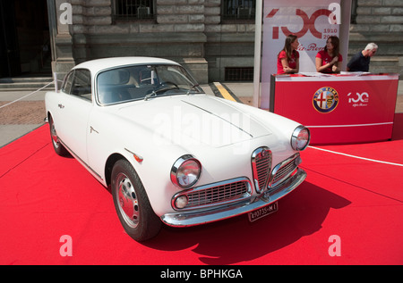 Eine Giulietta Sprint 1300ccm 1959 auf Anzeige in Mailand während der Feierlichkeiten zum Alfa Romeo 100 Jahre Stockfoto