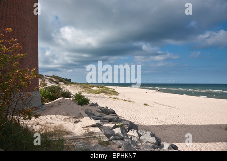 Dramatische Wolken über dem Lake Michigan und dem Strand am Little Sable Point Lighthouse in den USA Vereinigte Staaten Nahaufnahme Niemand Hi-res Stockfoto