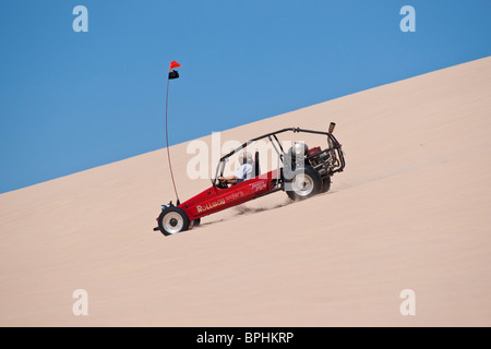 Silver Lake im State Park Michigan Sanddünen fahren mit offenem Fahrgestell, rotem Buggy, flacher Winkel in den USA, waagerecht hochauflösende US-amerikanische Sanddünen Stockfoto