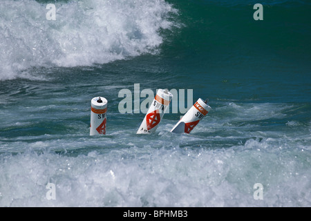 Große, intensive Wellen brechen durch die Bojen-Sicherheitsboje auf dem Lake Michigan Wasserlandschaft von oben aus der Nähe in den USA USA, die niemand hochauflösende Stockfoto