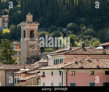 Stadtturm in Maderno am Ufer des Gardasees Stockfoto