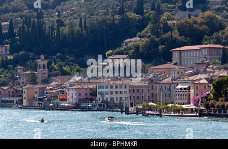 Stadtturm in Maderno am Ufer des Gardasees Stockfoto