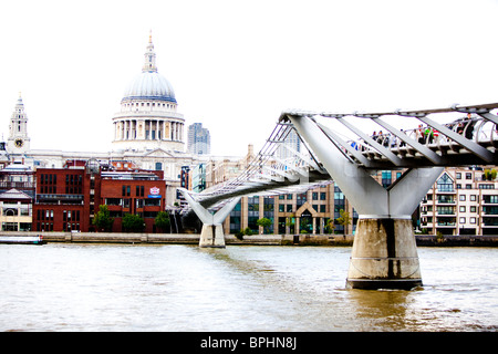 Die Millennium-Fußgängerbrücke über die Themse mit St. Pauls Cathedral in Hintergrund, London, England, Großbritannien Stockfoto