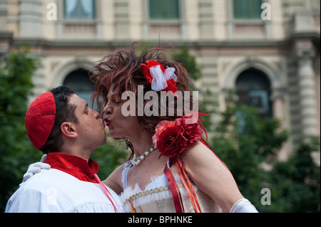 Ein Mann, gekleidet wie ein Priester und ein Mann in ziehen Sie küssen an Gay Pride 2010 Mailand Italien Stockfoto