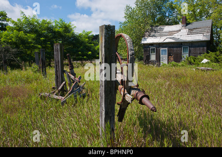 Ein verlassenes hölzernes Bauernhaus auf dem Land Michigan MI in den USA niemand horizontale ländliche Landschaft Hi-res Stockfoto