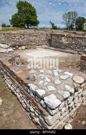 Polygonale Gebäude in der Ausgrabungsstätte Dion in Griechenland. Stockfoto