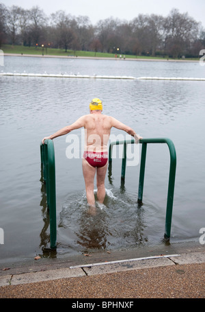 Serpentin Schwimmverein Weihnachtstag Schwimmen im Hyde Park London UK Stockfoto