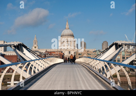 Der Londoner Millennium Fußgängerbrücke ist eine Stahl-Hängebrücke für Fußgänger überqueren den Fluss Themse in London, England, Stockfoto