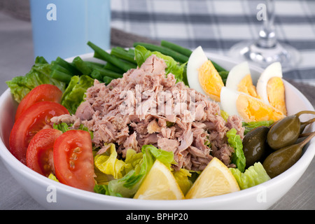 Nahaufnahme von Schüssel Salat Nicoise. Stockfoto