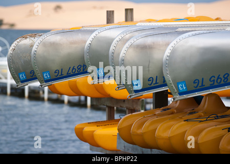 Nahaufnahme von Kayaks und Kanuverleih im Silver Lake State Park Michigan in den USA, USA, USA, niemand hochauflösende Stockfoto
