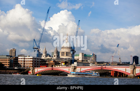 Blackfriars Road Bridge und St. Pauls Cathedral Kuppel, London, SE1, England. Stockfoto