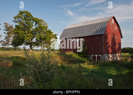 Eine ländliche Sommerlandschaft rote Scheune vor blauem Himmel ländliche rustikale Landschaft Sonnenlicht Niemand horizontal in den USA Hi-res Stockfoto