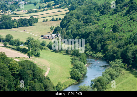 Blick auf den Fluss Wye, von Symons Yat Rock im Wye Valley, Forest of Dean. Ruderer auf dem Fluss zu sehen Stockfoto