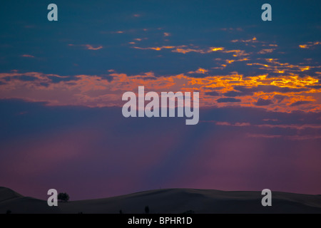 Ein dramatischer Sonnenuntergangshimmel mit Lichtstrahlen über Silver Lake Michigan MI in den USA Sanddünen Landschaft Niemand dunkle Wolken Abend Niemand Hi-res Niemand Stockfoto