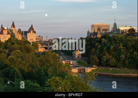 Chateau Laurier, Rideau Canal Locks und Parliament Hill im Sonnenuntergang mit Vollmond, Nepean Point Ottawa Ontario Kanada Stockfoto