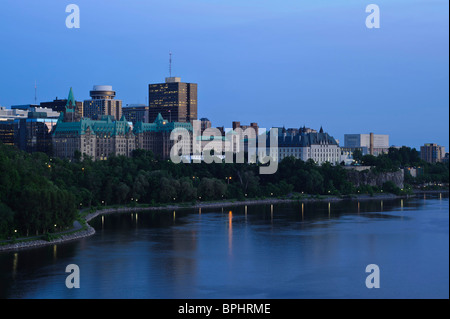 Ottawa-Skyline mit Supreme Court am Ufer des Ottawa River in der Abenddämmerung, Nepean Point Ottawa Ontario Kanada Stockfoto