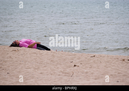 Eine junge Frau, die im Freien am Lake Michigan MI Yoga macht, fotografiert Bilder horizontal in den USA hochauflösende Bilder Stockfoto