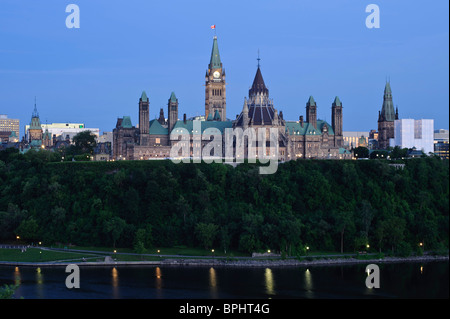 Parliament Hill und Ottawa River in der Abenddämmerung, Nepean Point Ottawa Ontario Kanada Stockfoto