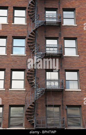 Eine Notfeuertreppe in einem alten Backsteingebäude in der Stadt Grand Rapids Michigan USA USA Niemand vertikal Hi-res Stockfoto