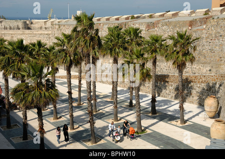 Spanische Familien mit Kindern und Kinderwagen im Inneren der mittelalterlichen Festung, Festung, Festung oder königlichen Mauern, Ceuta, Spanien, Nordafrika Stockfoto