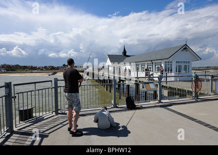 Angeln vom Pier Southwold, Suffolk, England, Sommer 2010 Stockfoto