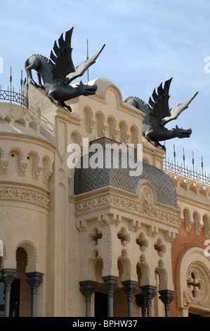 Haus der Drachen, oder Casa de los Dragones (1900-1905) ein exzentrisches Handelsgebäude mit Drachenskulpturen auf dem Dach, Ceuta Spanien Stockfoto