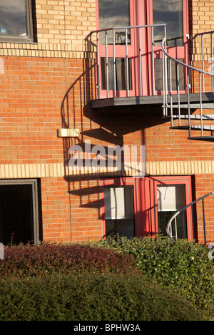 Schatten der Feuerleiter Wendeltreppe auf Gebäude in Poole Stockfoto