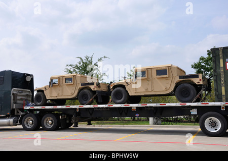 US-Militär-LKW auf großen LKW transportiert werden Stockfoto