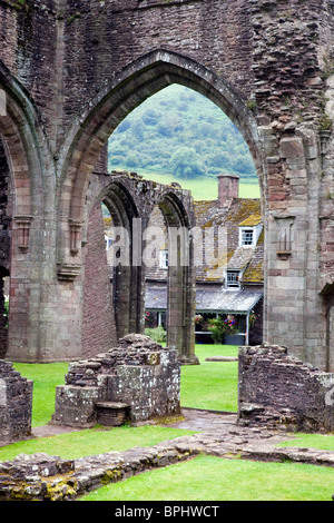 Llanthony Priory; Brecon Beacons; Wales; Neben öffentlichen Fußweg entnommen Stockfoto