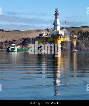 Oil Rig Schlepper "Orca" mit ihrem revolutionären X Bogen, Aufzüge Anker semi-Submersible Ölplattform "Transocean eher" Stockfoto