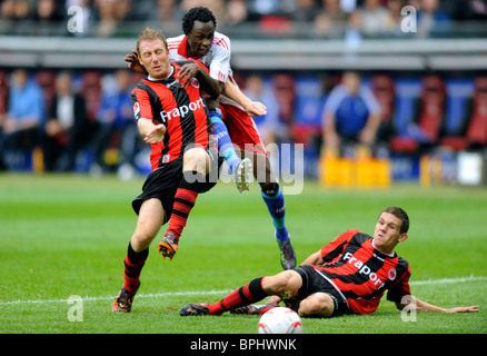 Patrick Ochs, Jonathan Pitroipa (BFA) und Sebastian Jung (v.l.), Deutsche Bundesliga. Stockfoto