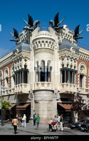 Haus der Drachen, oder Casa de los Dragones (1900-1905) mit vier Drachenskulpturen, die aus dem Dach ragten, Stadtzentrum von Ceuta, Spanien, Nordafrika Stockfoto