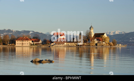 Kirche von Wasserburg am Bodensee, österreichischen Alpen im Hintergrund, Bayern Stockfoto