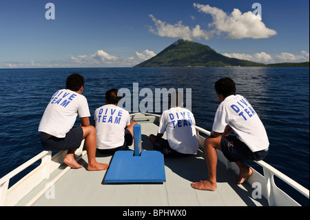 Tauchen Sie die Mannschaft auf dem Weg nach Manado Tua, Bunaken Marine Park, Manado, Sulawesi, Indonesien. Stockfoto