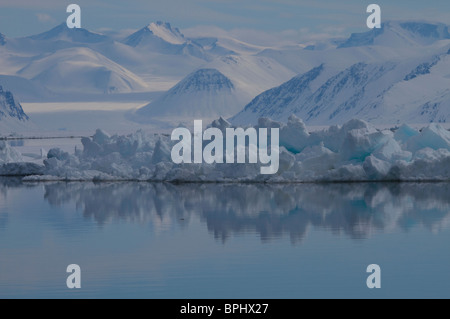 Frühling-Scholle-Rand Tauchen in Lancaster Sound, Teich, Inlet, Baffininsel, Nunavut, Kanada Stockfoto