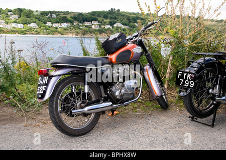 Triumph-Motorrad in Cornwall, Coverack Bucht. Stockfoto