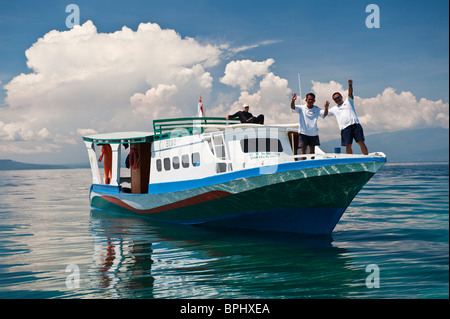 Tauchboot mit Touristen, Bunaken Marine Park, Manado, Sulawesi, Indonesien. Stockfoto