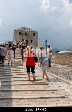 Menschen sind Fuß über die Stari Most, der alten Brücke, die überquert den Fluss Neretva und verbindet zwei Teile der Stadt. Die... Stockfoto