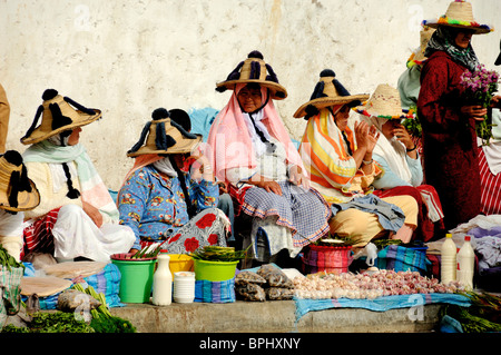 Marokkanischen Rif-Gebirge Bauern und Bäuerinnen auf der Straße Obst & Gemüsemarkt, Tanger, Tanger und Tanger, Marokko Stockfoto