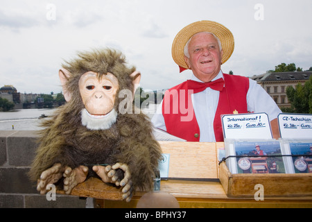 Drehorgel-Mann mit seinem Affen auf der Karlsbrücke in Prag, Tschechische Republik Stockfoto