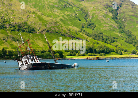 Teilweise eingetauchten Fischereifahrzeug in Loch Linnie Stockfoto