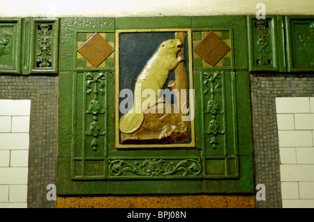 Biber an der Wand der Astor Place u-Bahnstation auf der #6 IRT lokalen Subway Innenstadt Plattform in New York Stockfoto